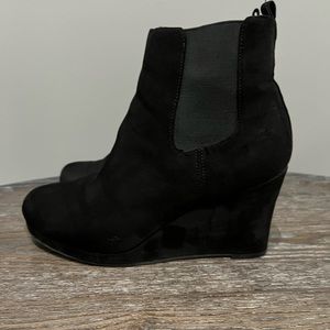 Dolcetta Black Faux Suede Wedge Booties
Size 9
Good condition!